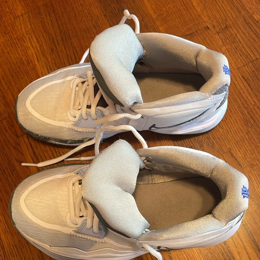 NIKE Boys Kyrie Infinity DD0334-102 Sneakers - size big boy 4Y